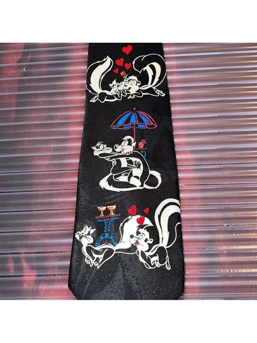 PEPE LE PEU men’s necktie. Looney Tunes. Valentines Day